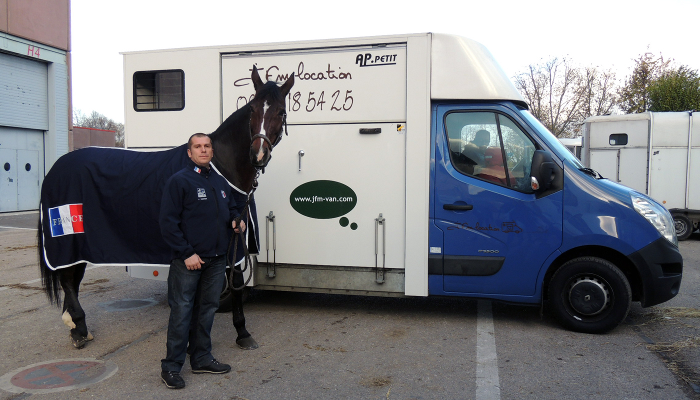 van chevaux a louer